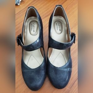 Sz 8 black Jaclyn Smith memotech Heels